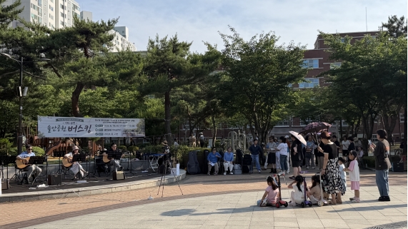 연수구 연수2동 주민자치회는 지난 18일 솔안공원에서 주민자치센터 기타교실 수강생들의 거리공연을 성황리에 마쳤다